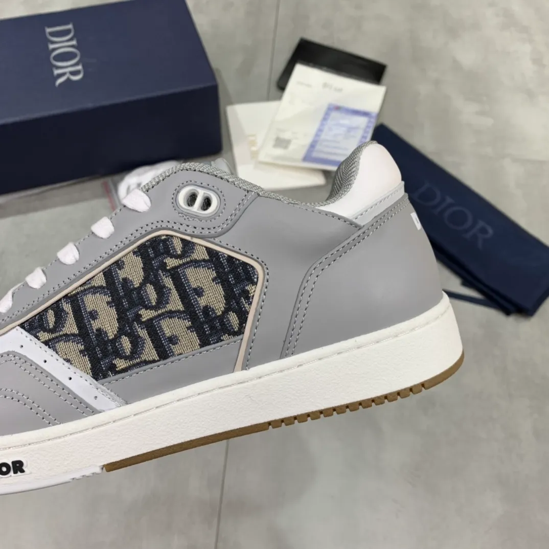 👟👟Ex-factory price 480👟👟 Women's Shoe Factory Dior B27 series latest popular casual sports shoes for couples. It took more than three months to finally reproduce it perfectly. We made every detail exactly the same as the original. We decisively keep the style for ourselves when shipping. How can beauties and handsome guys who like sports not keep it for themselves? With multiple craftsmanship, this low-cut sneaker newly launched this season is one of the flagship styles of the series. Dior B27 sneakers, original version 7800👟👟 Women's shoe factory purchased new presbyopic sneakers in early spring. A favorite among major celebrities and Internet celebrities. The on-foot effect is very nice. The B27 sneakers are made by Italian craftsmen. They have distinct layers and a unique three-dimensional effect, showing a modern and elegant style. They are comparable to Dior Perfect shoe shape. Internal stretch details provide ideal comfort and can be paired with a variety of casual looks. Shows fashionable and modern sports style. Original imported Italian silk cowhide stitched with embroidered letters lining and feet, original imported breathable double-layer mesh, original customized T👟👟factory price U two-color outsole. We all follow the original binding process, one last for each yard, and the yardage is accurate. On the surface it seems simple and has no technical content, but in fact it is quite a test of the technical operation of the master Luo Di. The market's top quality is welcome to compare, any details are unconditional 👟👟Ex-factory price K. There are pictures and the truth. Today's Internet celebrities and foreign stars are buying it one after another! Fully responsible for dressing in spring, summer, autumn and winter. CD elements create an avant-garde and bold look. Original molded T👟👟Factory price U outsole No matter how many versions there are on the market, you will be full of surprises the moment you get it! The perfect genuine version, you can go in and out of the counter at will. Fabric: Original imported silk cowhide with embroidered letters Lining: Imported original breathable double-layer mesh Foot: Imported original latex mesh Outsole: Original T👟👟 Factory price U two-color bottom Size: 35-45 (Male 38.46 custom-made, non-refundable and non-exchangeable)